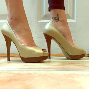 SIZE 6 BCBG NUDE PEEP TOE HEELS